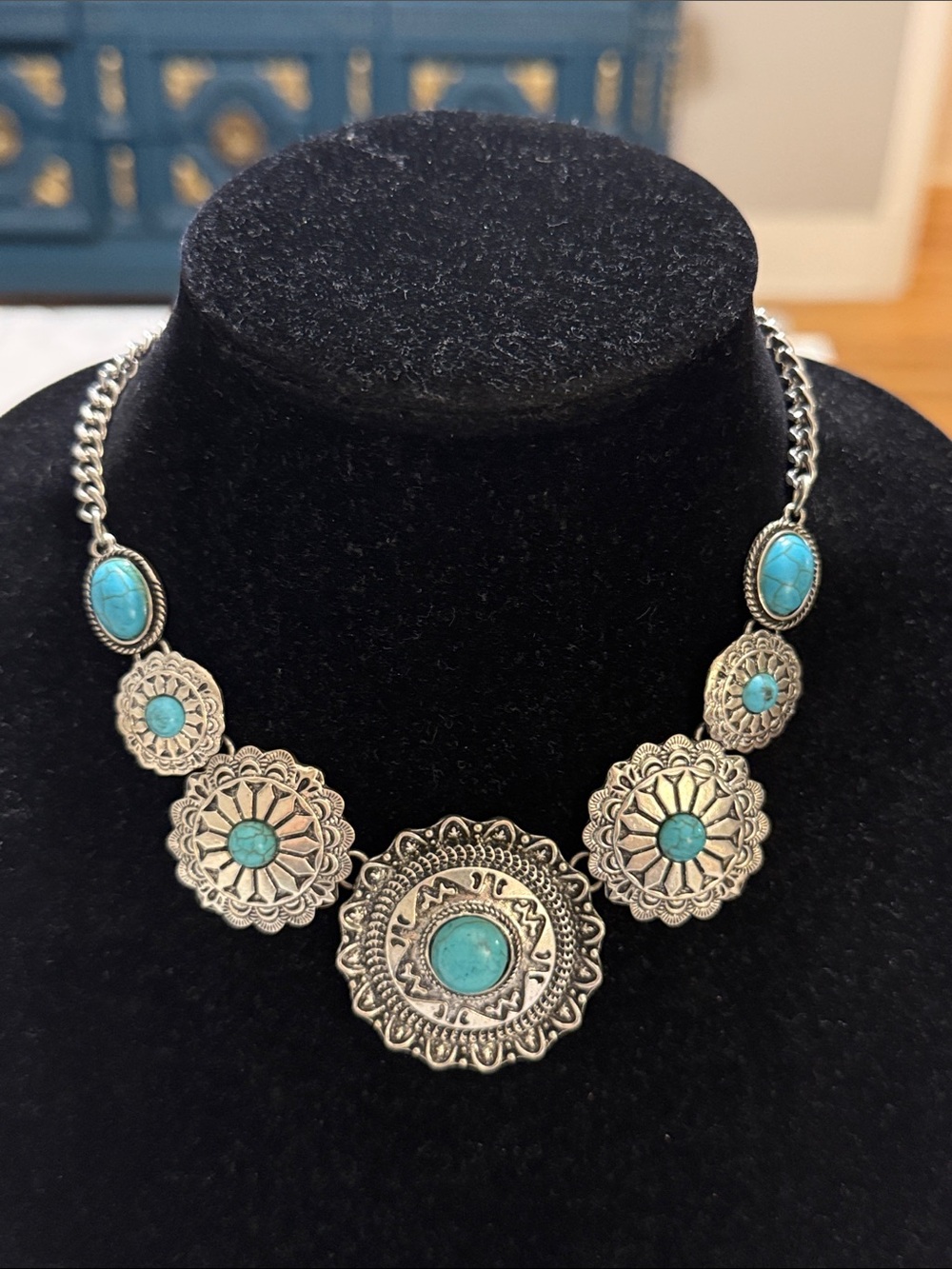 Vintage Southwestern Silver Tone Turquoise Choker Pendant Statement Necklace